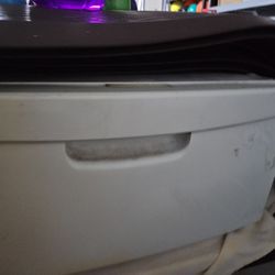 Pedestal-washer/dryer