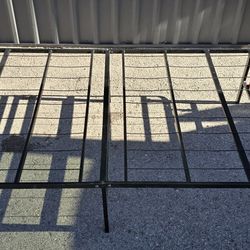 📦 Metal Bed Frame – Platform Base (Foldable) – Excellent Condition
