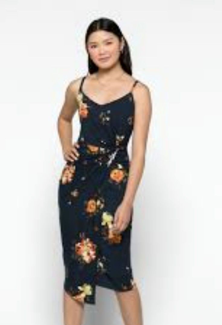 NINE BRITTON VIVIENNE KNIT MIDI DRESS
RETAILS $60
SIZE: XLP
NINE BRITTON
SUPER COMFY MIDI DRESS WITH A FUN FLORAL PATTERN AND FORGIVING STYLE