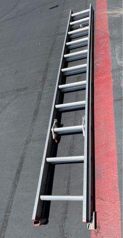 Aluminium Ladder 22 Ft its litle dirty needs clean