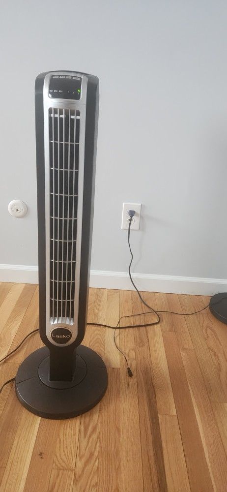 LASKO OSCILLATING TOWER FAN + REMOTE