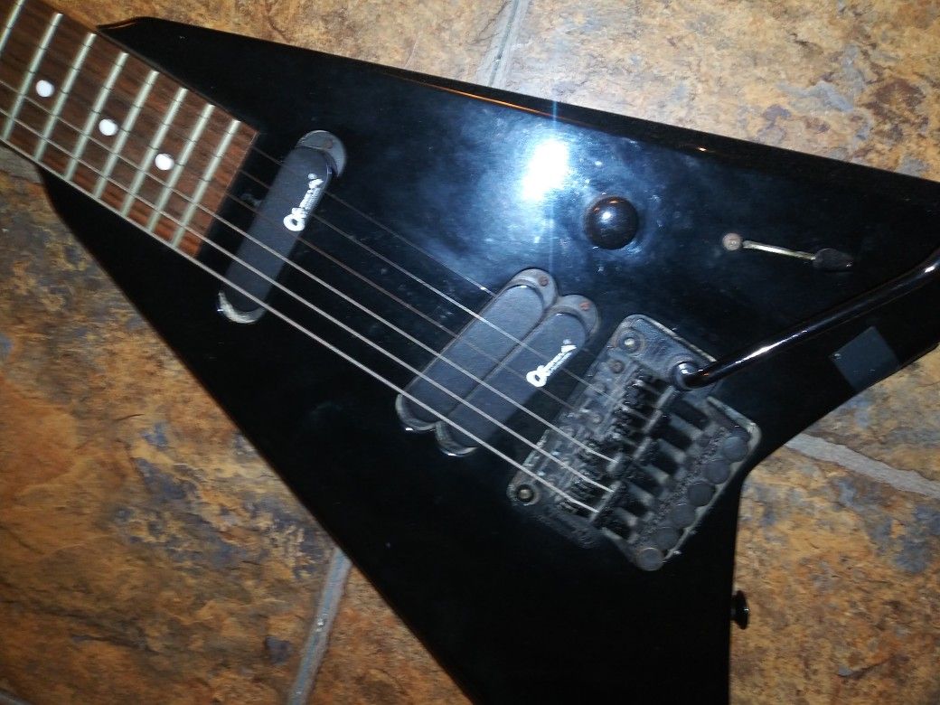 Charvel Avenger flying v guitar w case