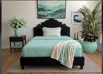 Cama Bed size full. Tamaño matrimonial. Incluye el colchón