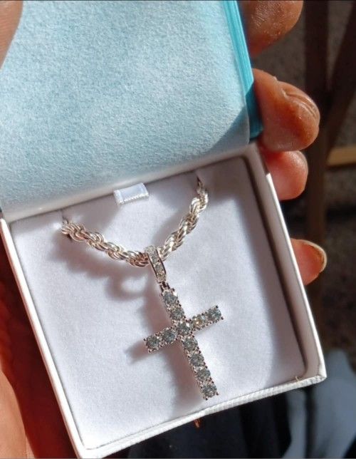 925 Silver Diamomd Cut Rope With Moissanite Cross Pendant