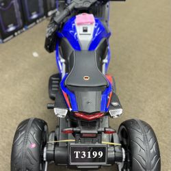 🔥BLACK FRIDAY🔥 Motorcycle with 3 Wheel, 2 Motors for top speed. 2 kids can ride at the same time💵