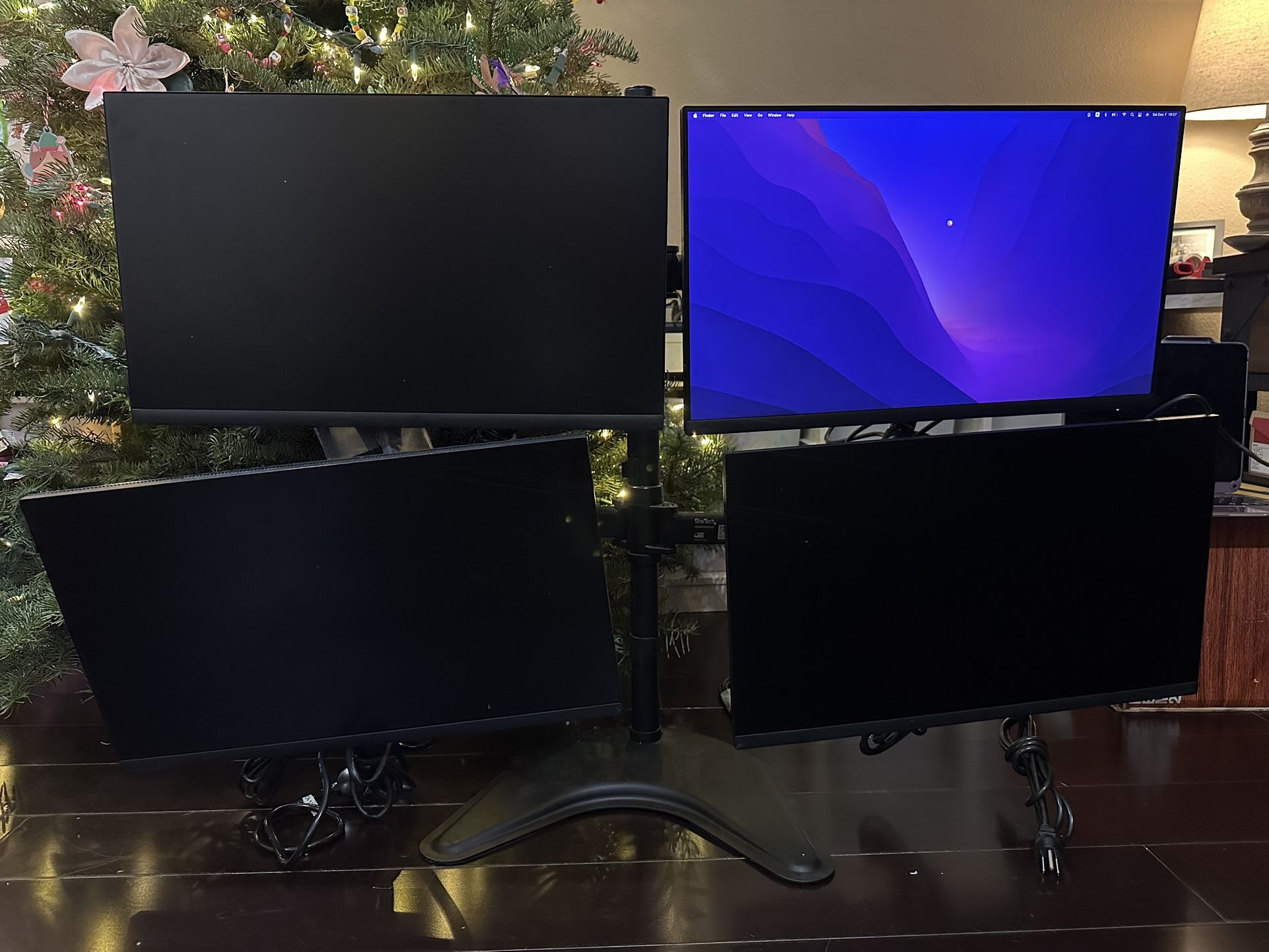  4 24” Dell Monitors And Quad Stand 