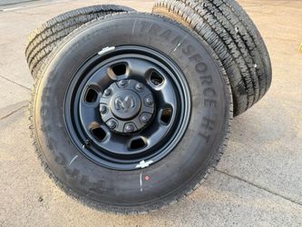 (4) Dodge Ram 2500 Black Steel 8 Lug Wheels Rims Tires 68687568AA TPMS