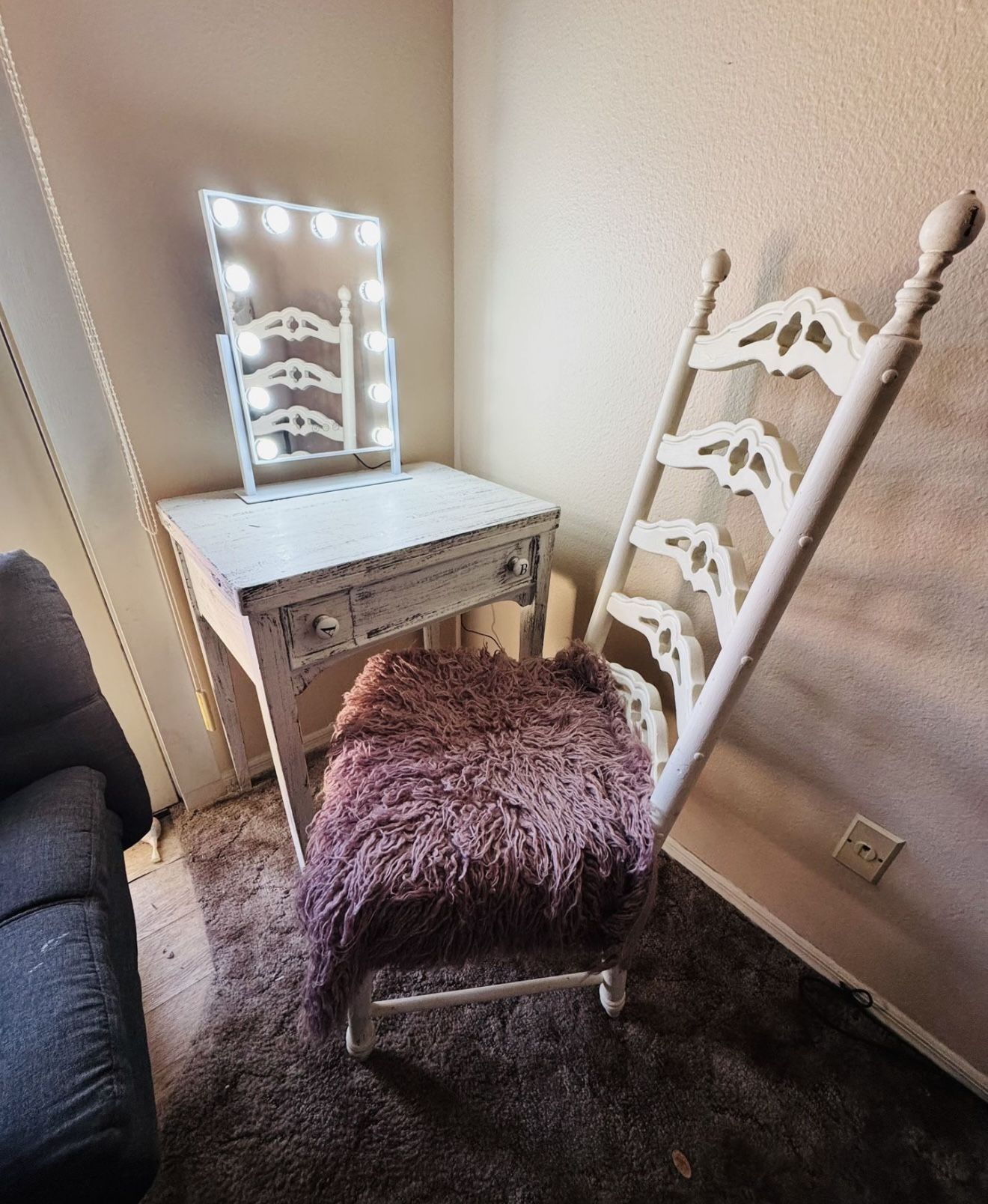 Vanity/desk With Chair & Mirror 