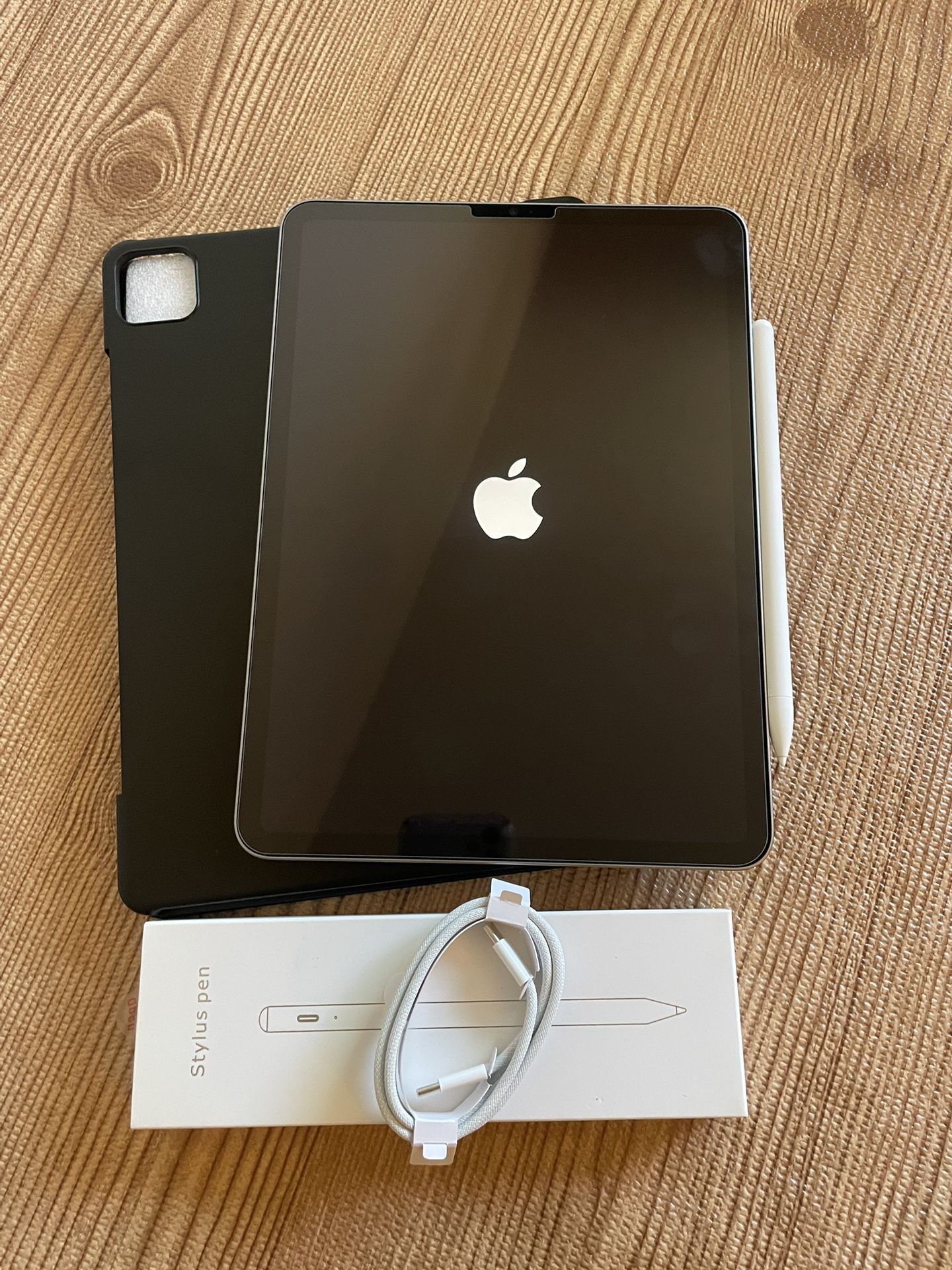 iPad Pro 11” (M2 chip / 2022 model) 4th Generation 128GB with  keyboard case and stylus pen 