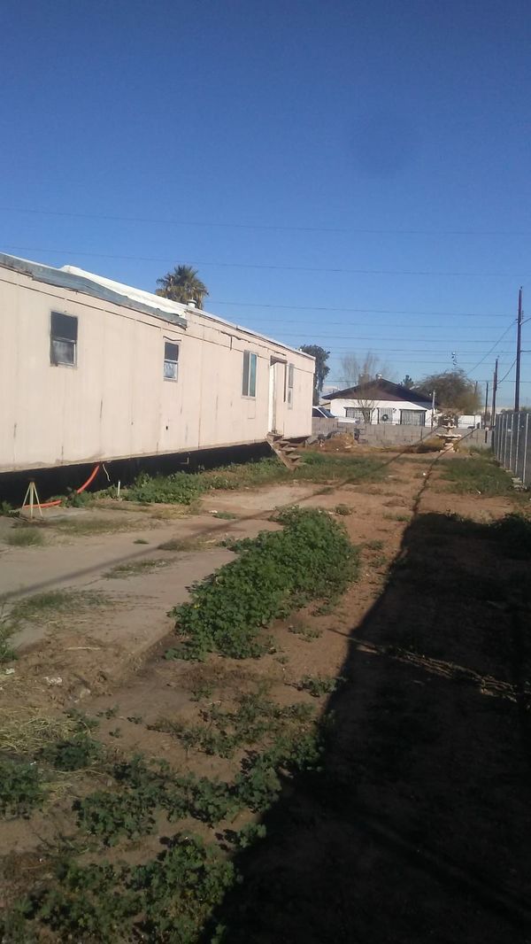 Se vende terreno con todo y traila.. Es de 3 cuartos y 2 Baños ..el terreno mide 5,500 pies