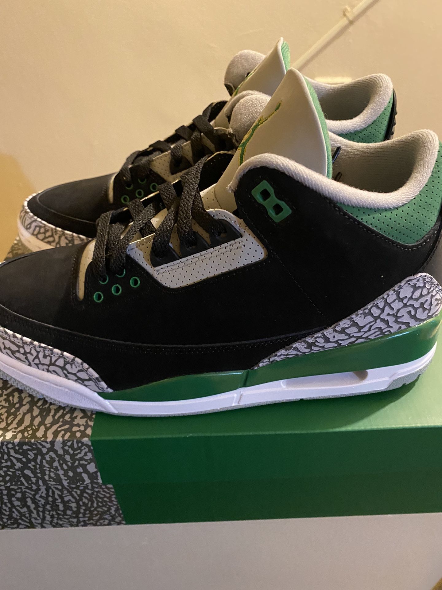 Air Jordan 3. Pine Green. Size: 9