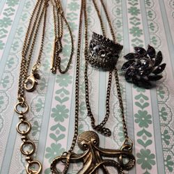 #1944, LOT VINTAGE JEWELRY, NECKLACES & ADJUSTABLES RINGS
