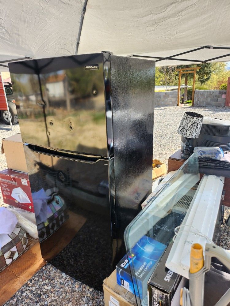 Frigidaire Full Size Refrigerator (Black) Model#: FFTR1835VB