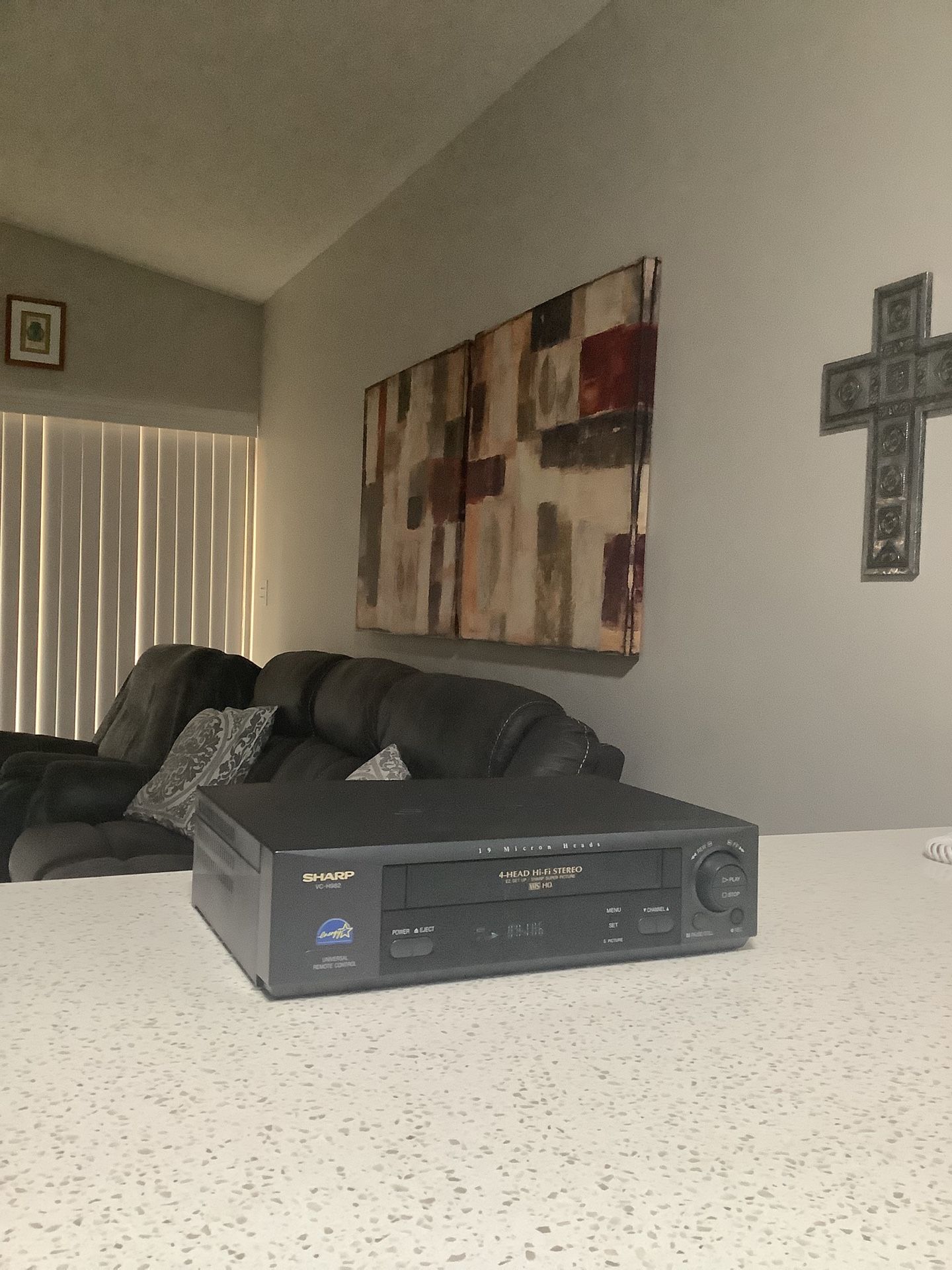* SHARP * HQ * 4-HEAD HI-FI STEREO VHS VCR WITH HIGH QUALITY 19 MICRON HEADS SYSTEM . EXCELLENT CONDITION . LIKE NEW . MUST SEE TO APPRECIATE . 