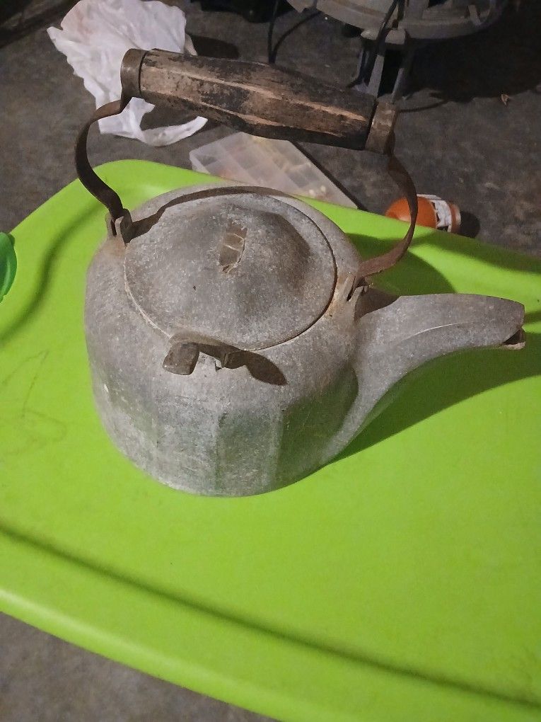 vintage Wagner Ware Sidney-O Colonial Tea Kettle.