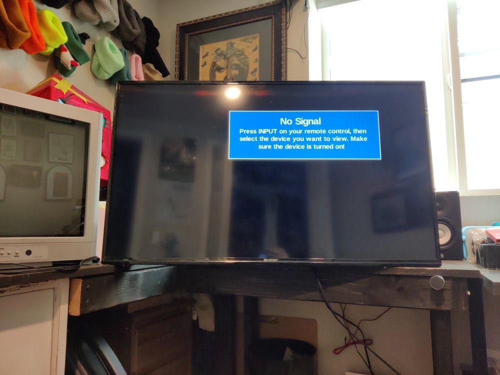 40" TV and 360 Wall Mount + Hardware