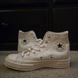 Converse Size 7 for women 