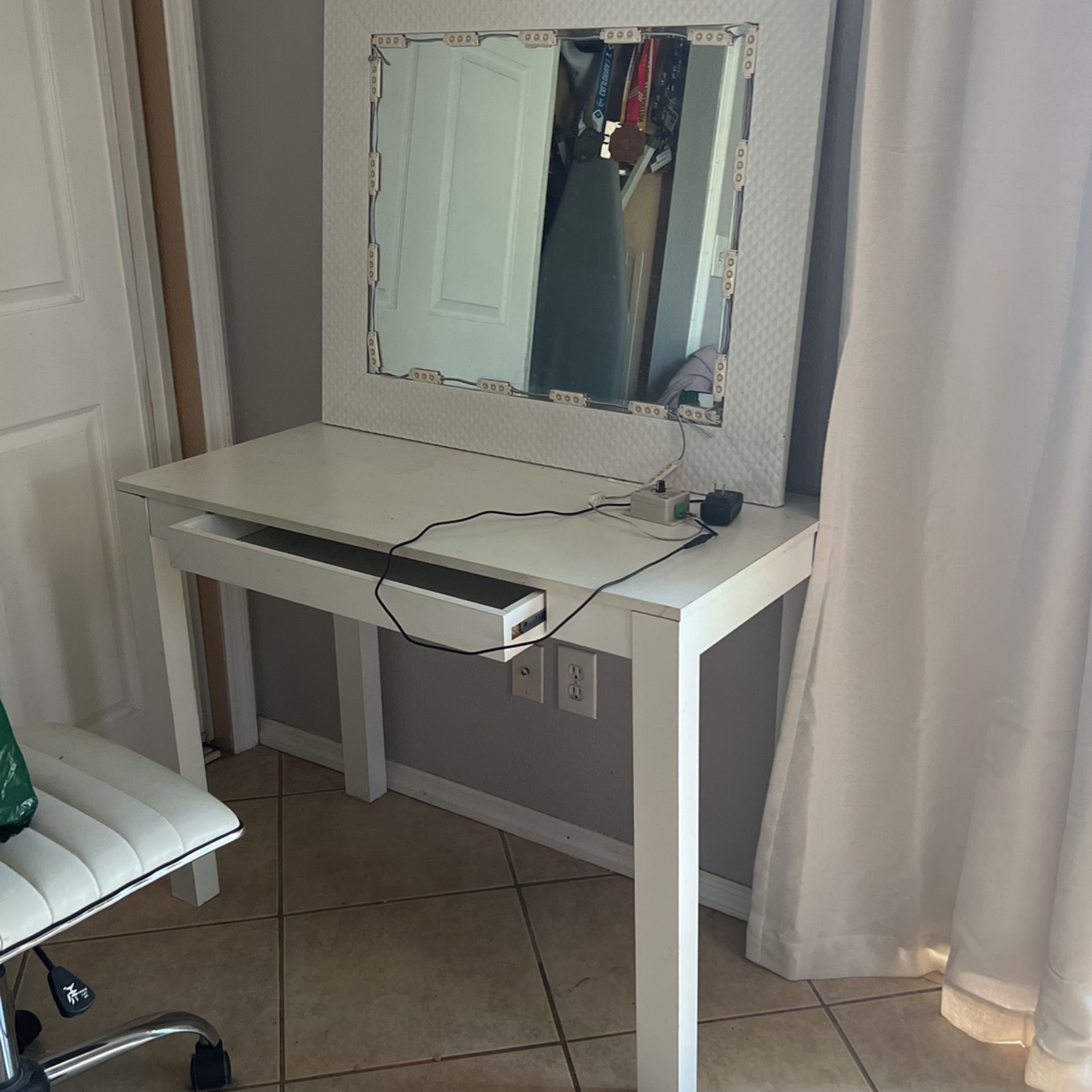 Small Desk With Mirror That Lights Up