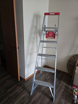 Aluminum step ladder