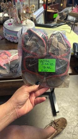 Nike sandals Velcro for kids size 10 kids 7.00 pick up 1116 airport dr were 10.00 on sale