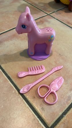 My Little Pony Pinkie Pie Play-Doh Pretty Parlor playset.