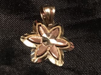 14k solid gold flower pendant grams: 1