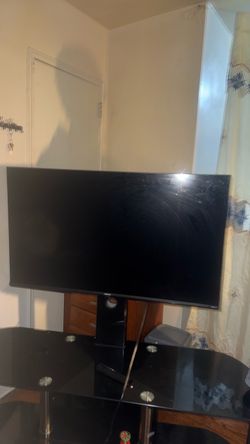 Hisense 43” 4K Smart TV and 3-Tier Glass TV Stand | Complete Setup | Great Condition