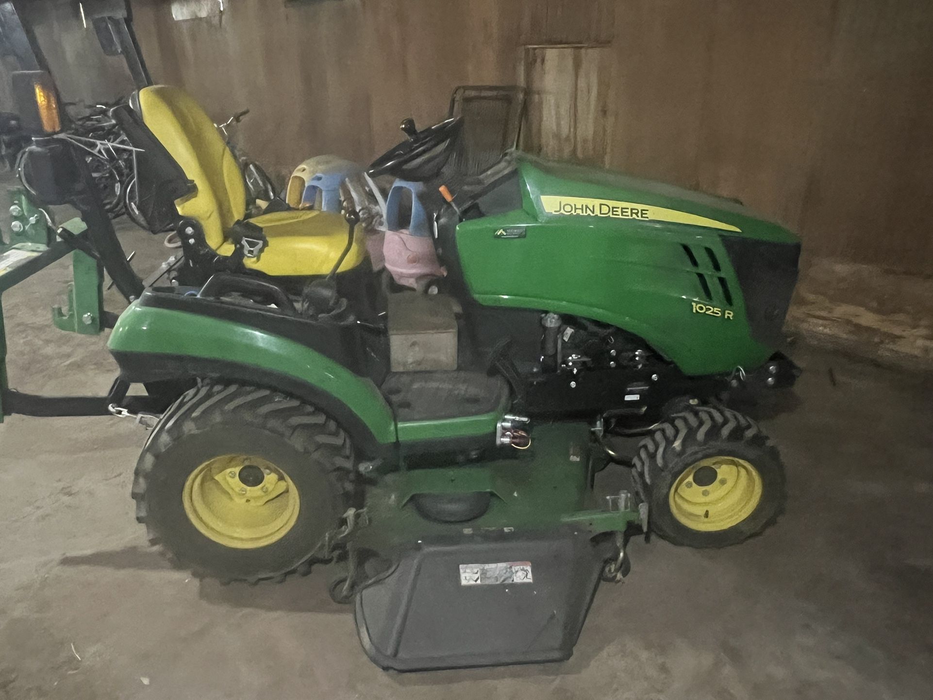 John Deere Lawn Tractor 1025r With Attachments