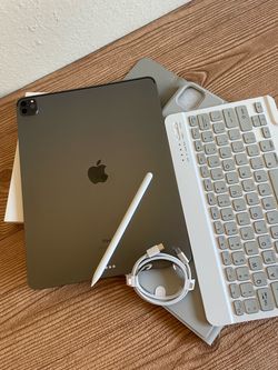 iPad Pro 12.9” (2020 model) 4th Generation 512GB with  keyboard case and pen & Accessories