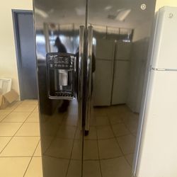 GE SIDE BY SIDE FRIDGE BLACK