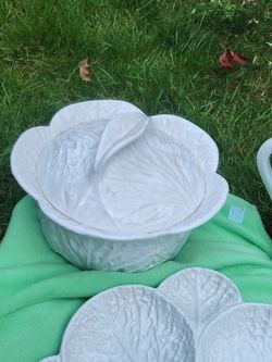 Cabbage patterned serving set