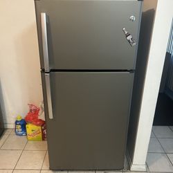GE Slate Top Freezer Refrigerator (( GOOD CONDITION))