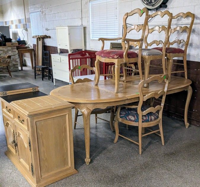 DINING  TABLE  AND 6 CHAIRS 