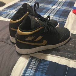 Jordan 1 Mid Black Metallic Gold