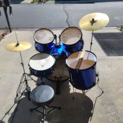 Bateria Drums HUNTINGTON 5 Pc Drum Set Complete with Bass Pedal, Cymbal and Hi-Hats, Hardware Seat or Throne, Sticks and Tuning  Key $210.00 obo
