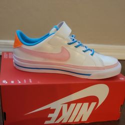 New nike shoes size 1y
