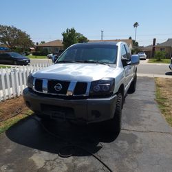 2005 NISSAN TITAN 4WD.