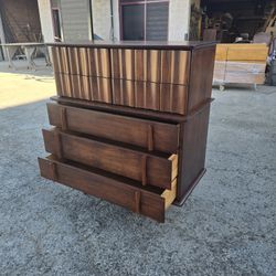 Mid Century Modern 5 Drawer Dreser By United 