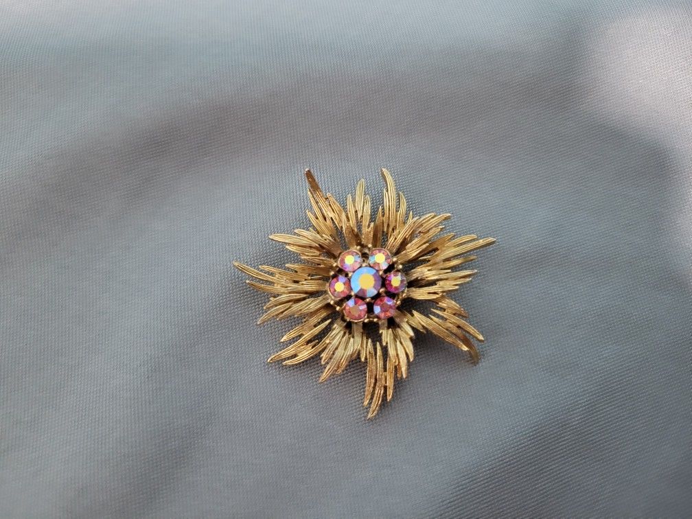 Vintage LISNER brooch