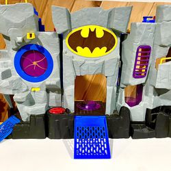 BATMAN TOY LOT, CAVES, VEHICLES, ACCESSORIES AND CHARACTERS 
