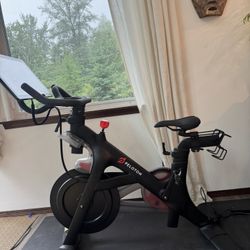 Peloton With LOW Hours & usage • Almost Unused