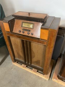 Vintage console radio