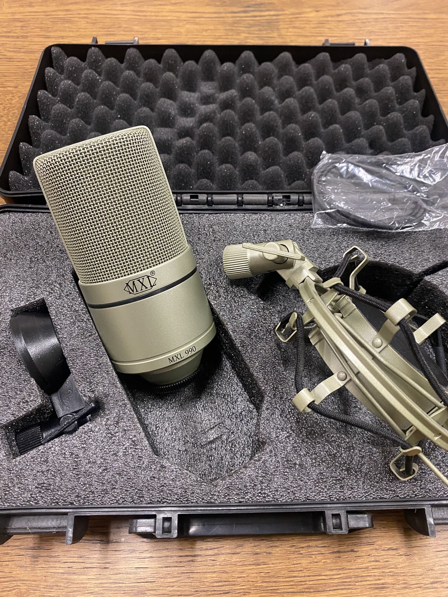 MXL 990 Large-Diaphragm Condenser Microphone With Shockmount