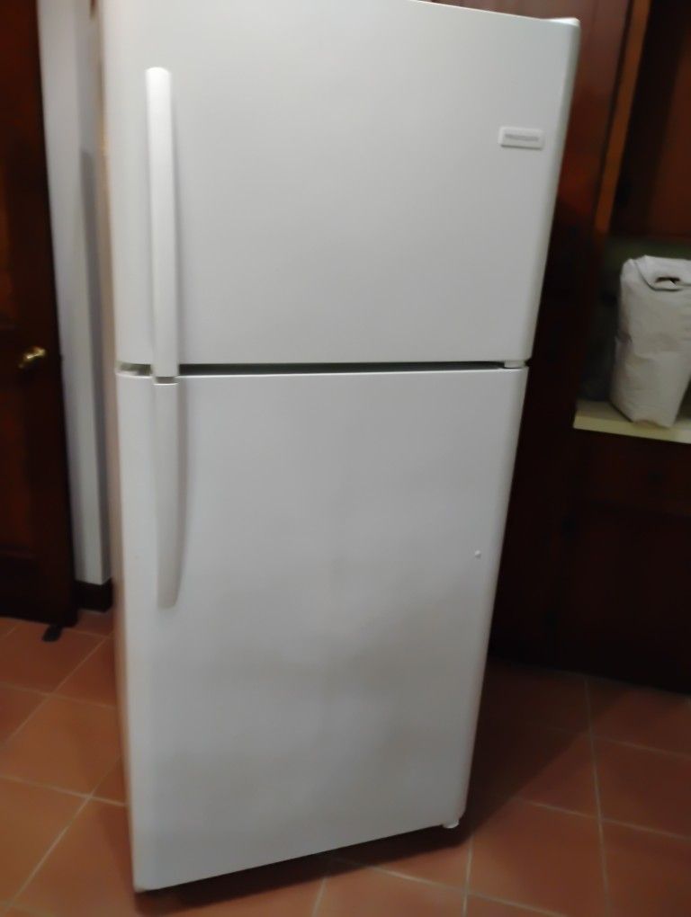 Frigidaire Refrigerator With Ice Maker