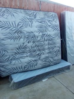 Sealy posturepedic king size mattress and box spring