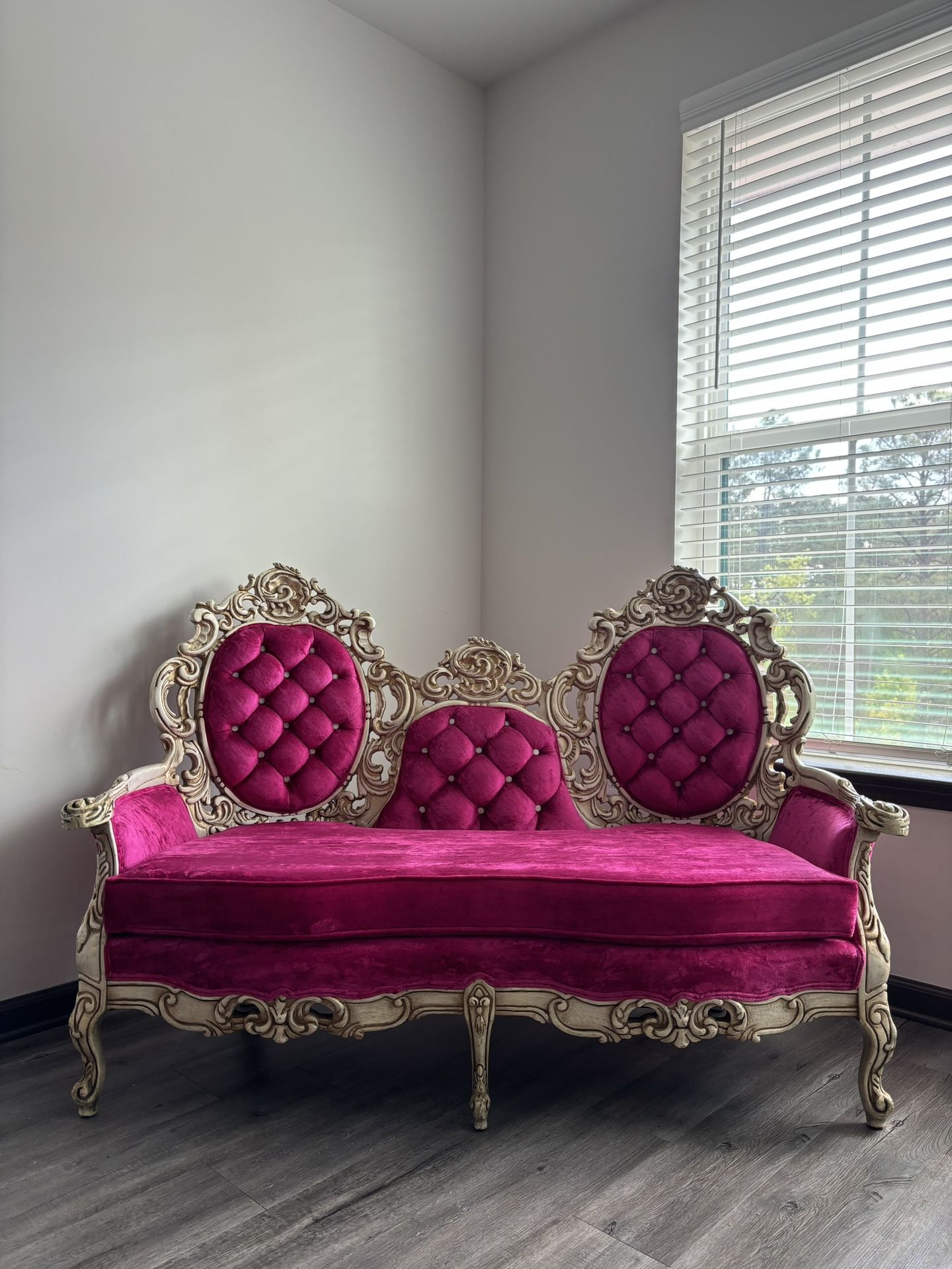 Lux Queen Love Seat