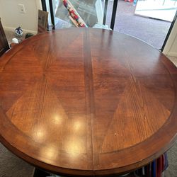 Round Dining table and 6 Chairs