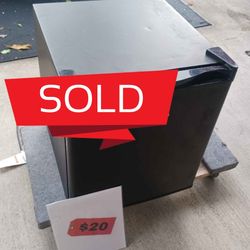 Mini Refrigerator 20.1 x 17.3 Hisense 1.7 Cubic Feet