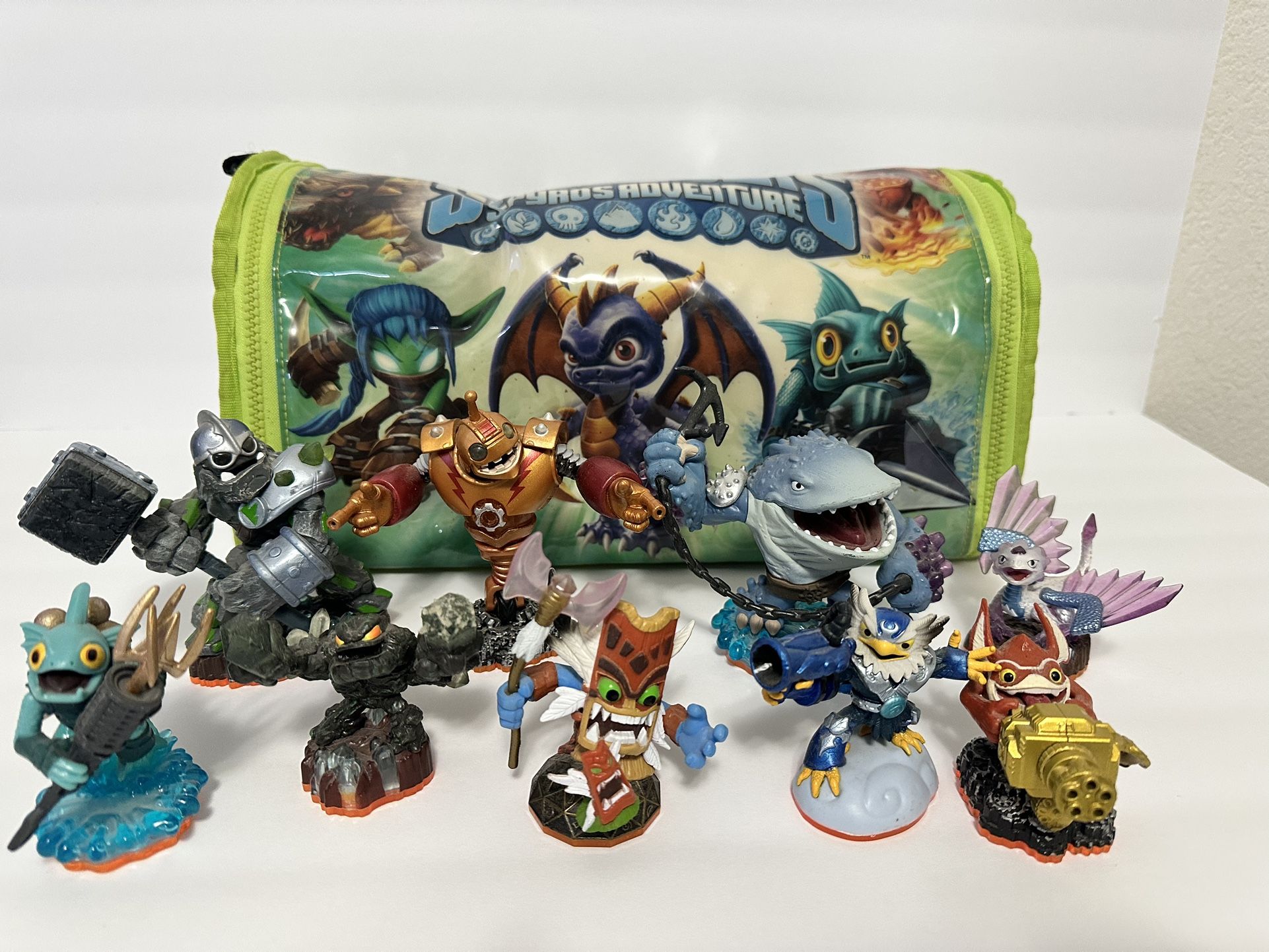 Skylanders Case With 9 Figures Lot