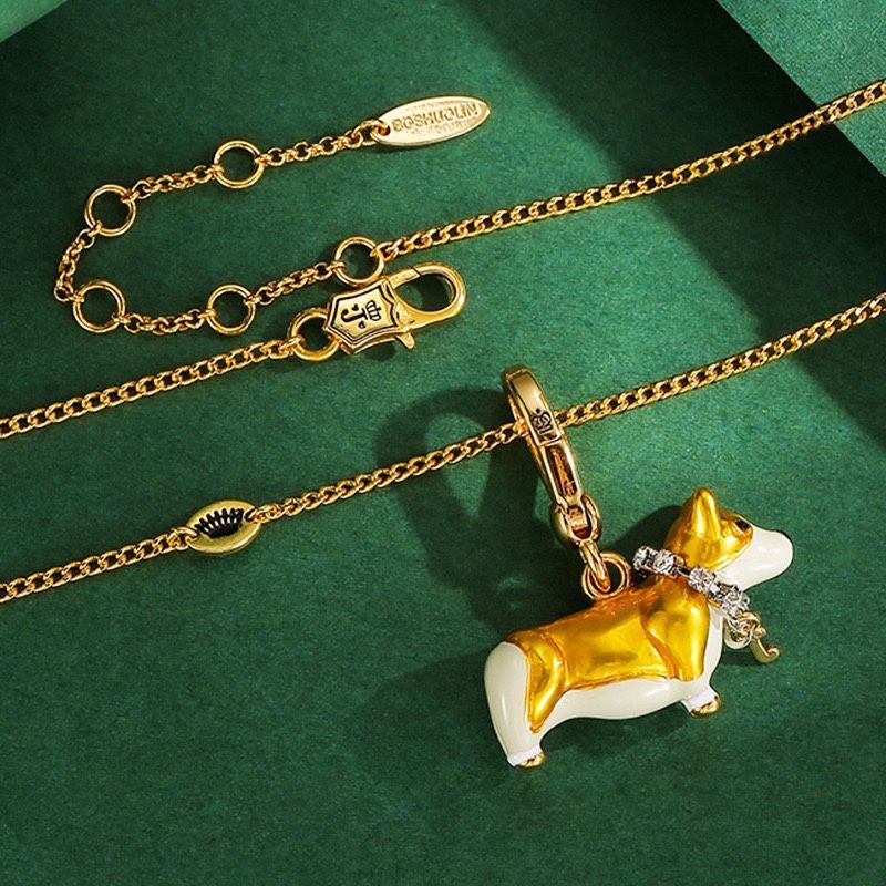 This stylish and adorable yellow enamel puppy pendant, inspired by the Corgi, is perfect as a pendant necklace, showcasing a unique and trendy style.